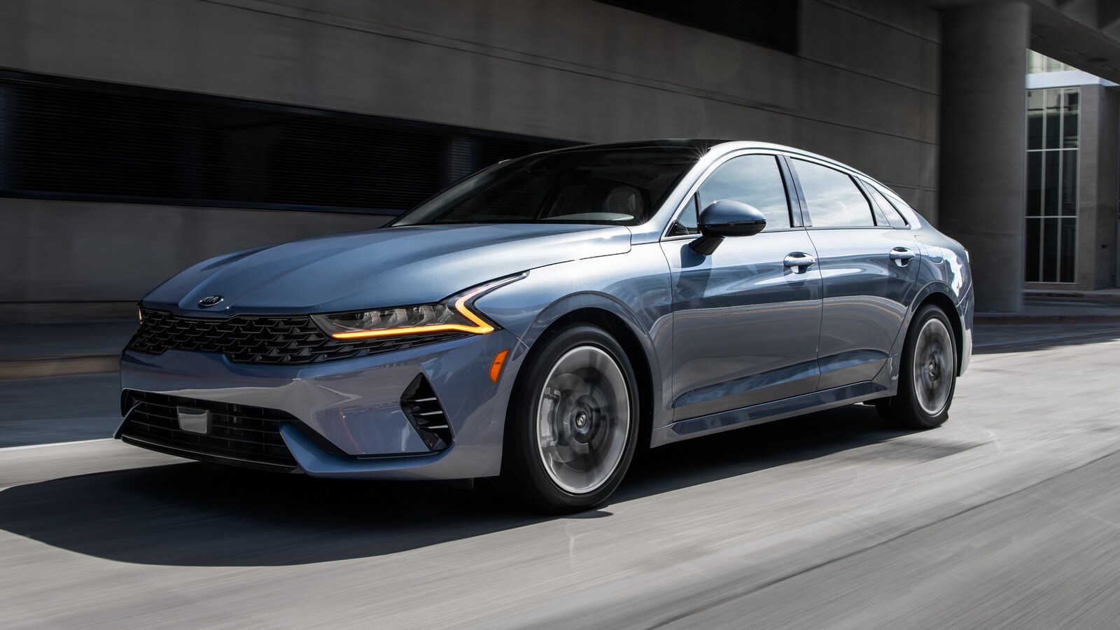 21 Kia K5 Vs 21 Toyota Avalon Comparison Kelley Blue Book
