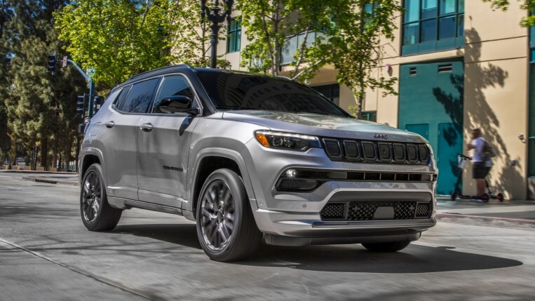 22 Jeep Compass Latitude Features Tires And Options Kelley Blue Book