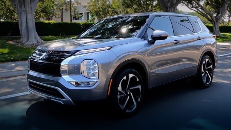 2022 Mitsubishi Outlander Front Left in Silver