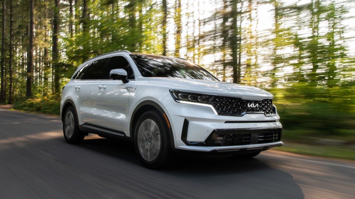 2022 Kia Sorento vs. 2022 Mitsubishi Outlander Comparison Kelley Blue