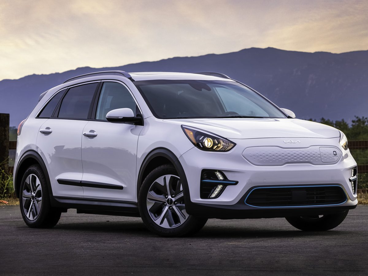 2022 Kia Niro EV vs. 2022 Nissan Leaf EV Comparison - Blue Book