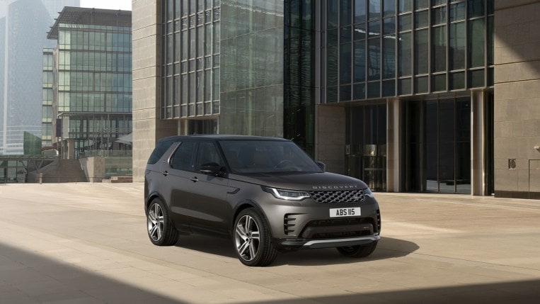 2023 Land Rover Discovery Metropolitan Edition Front Three Quarter
