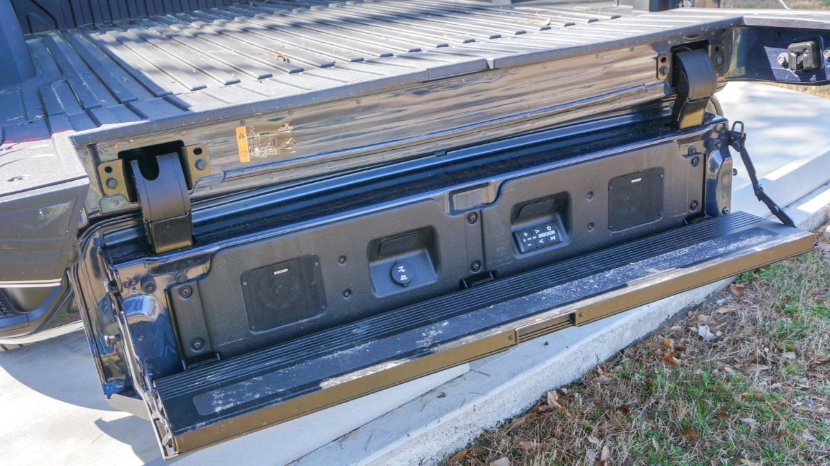 2023 GMC Sierra Denali multi-function tailgate