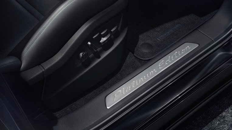 2022 Porsche Cayenne Platinum Edition Interior Detail