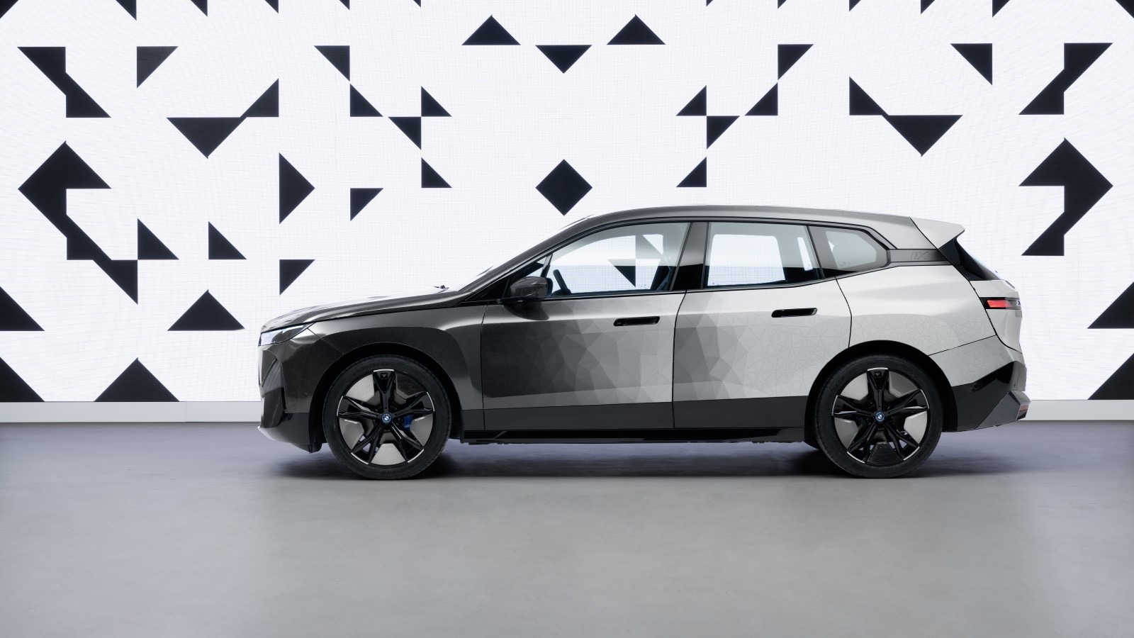 BMW IX Flow Concept Color Changing Paint 1