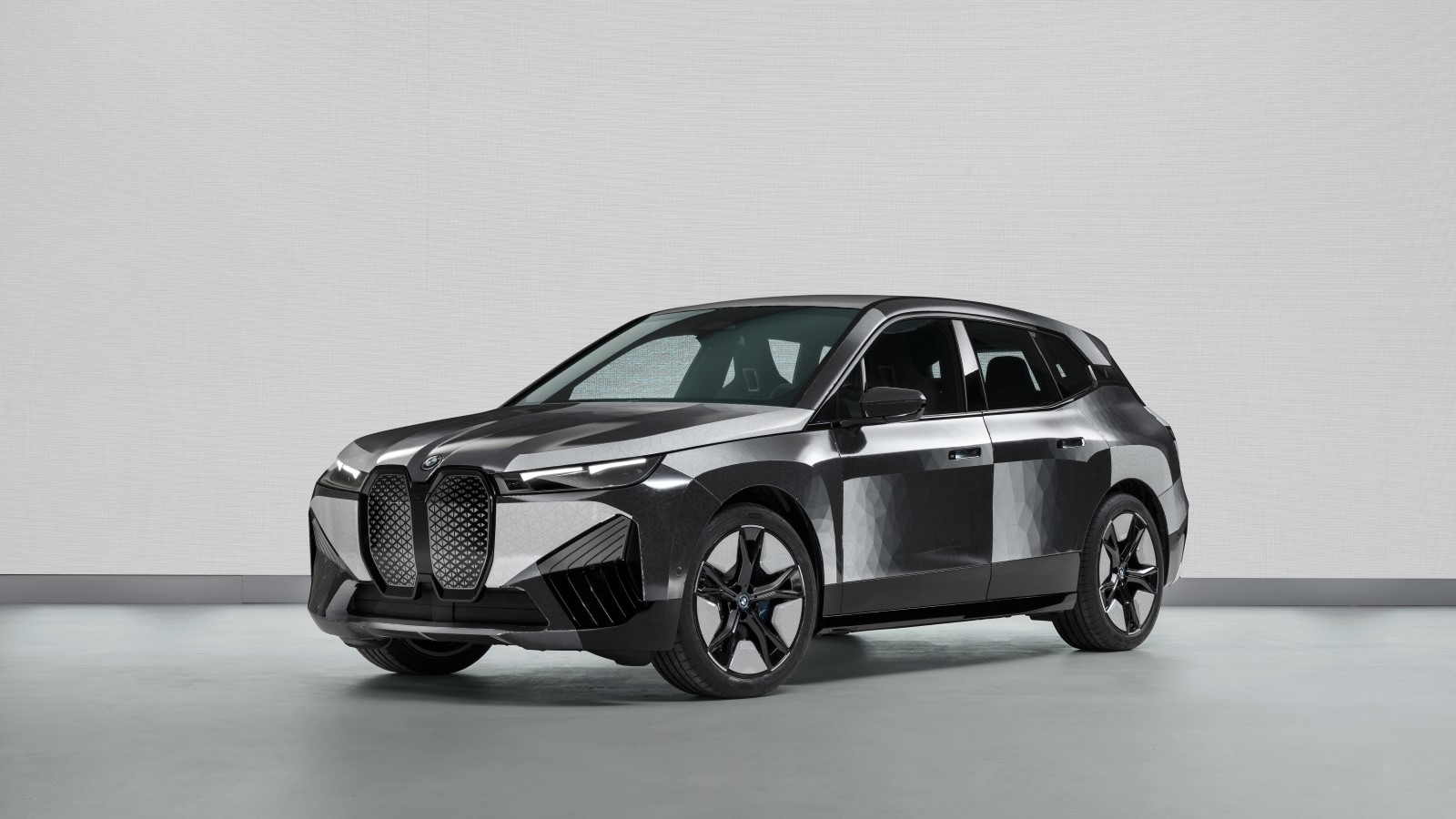 BMW IX Flow Concept Color Changing Paint 2