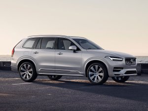 2022 Volvo XC90 in silver.