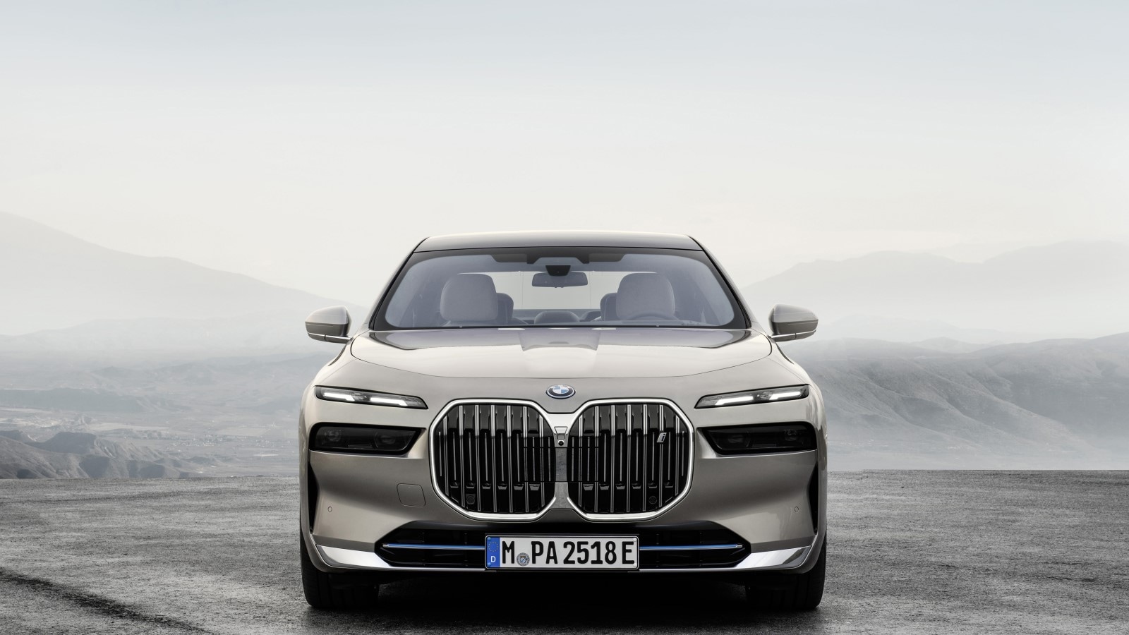 The 2023 BMW 7 Series seen from head on