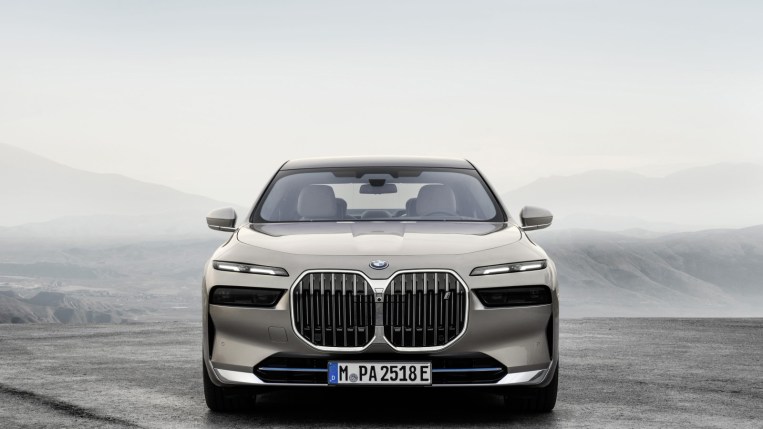 2023 BMW 7 Series Head On