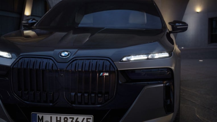 2023 BMW I7 M70 SDrive Head On Detail