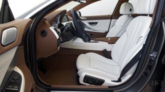 The front seats of the 2022 BMW 6-Series. They are cream-colored leather and have a heating function.