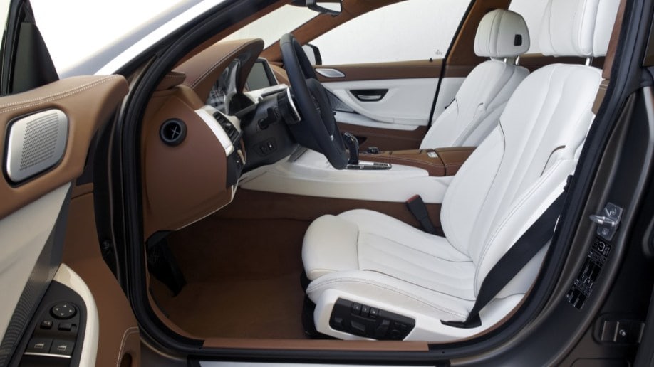 The front seats of the 2022 BMW 6-Series. They are cream-colored leather and have a heating function.