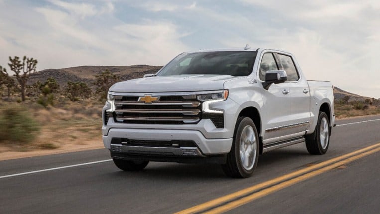 2022 Chevrolet Silverado High Country running lights