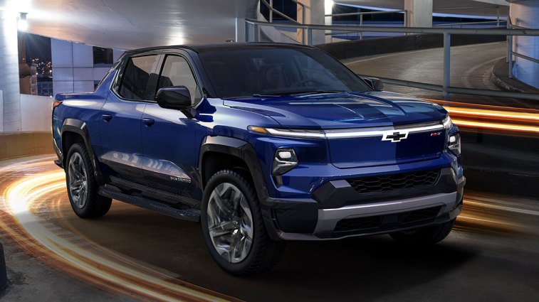 2024 Chevrolet Silverado EV em azul.