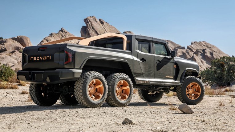 Rezvani Hercules 6x6 في الصحراء