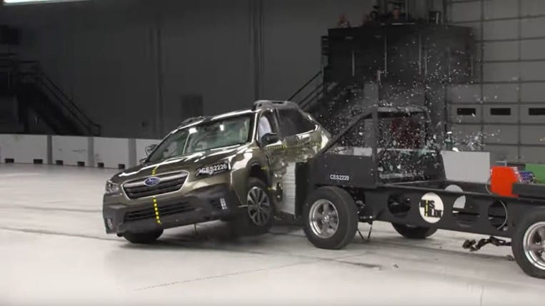 La Subaru Outback 2022 subit des essais de collision latérale dans un laboratoire de l'Insurance Institute for Highway Safety.  Nous voyons le traîneau d'essai s'écraser sur le côté de l'Outback, qui a obtenu un score de 