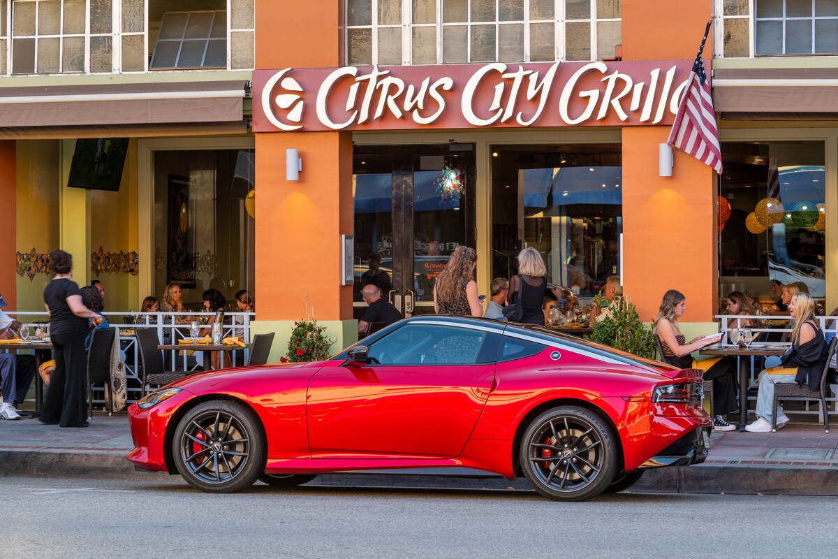 2023-nissan-z-performance-red-10