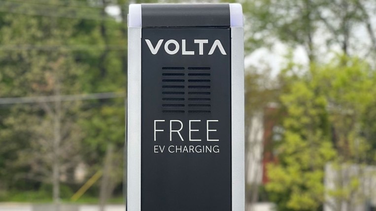 Voltage free charging station