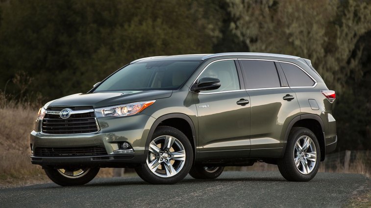 2015 Toyota Highlander Hybrid in green.