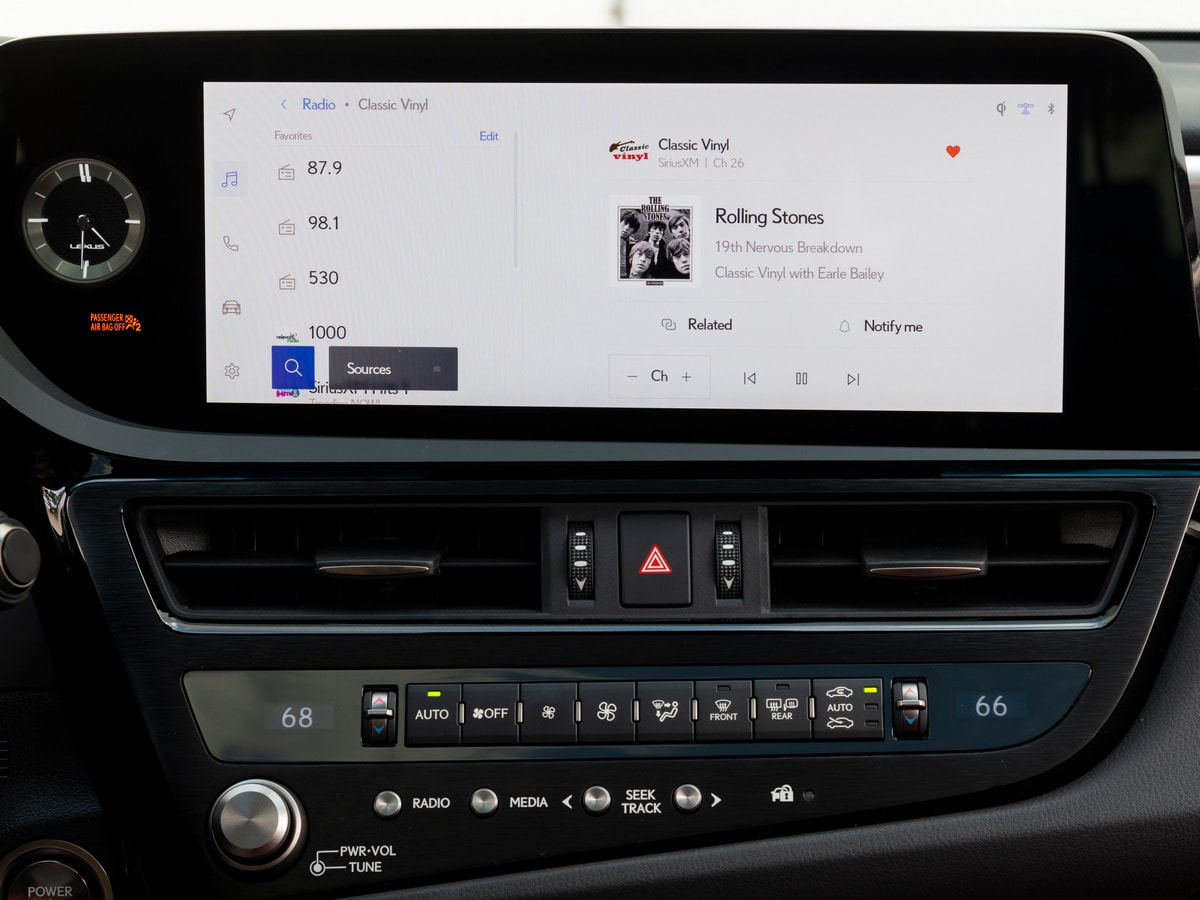 2023 Lexus ES 300h infotainment screen