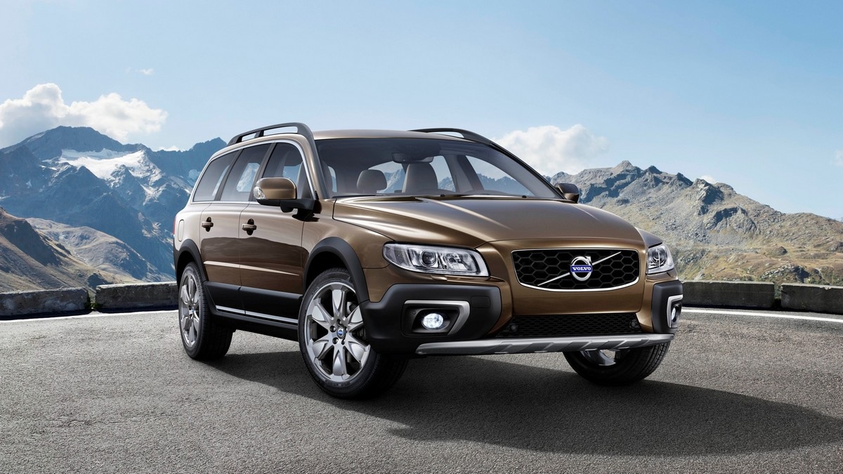 2016 Volvo XC70 with mountains in background