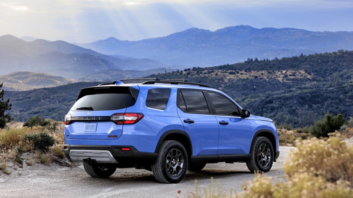 2023-honda-pilot-trailsport-rear-quarter