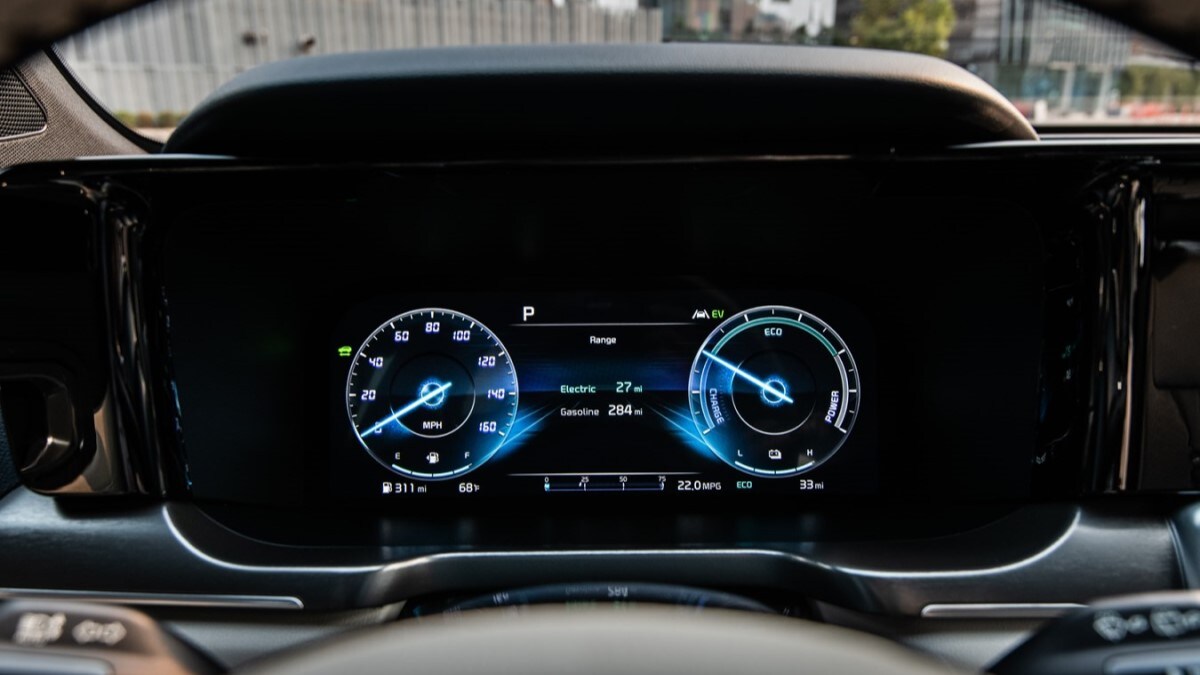 The instrument display of the 2023 Kia Sorento PHEV