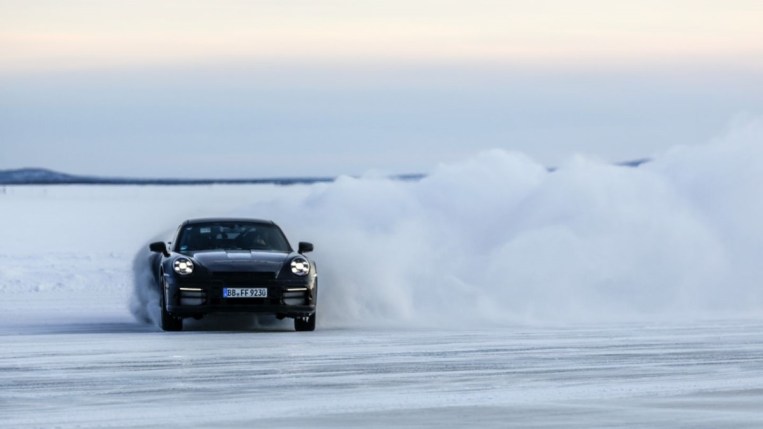 O Porsche 911 Dakar 2023 visto em testes de neve