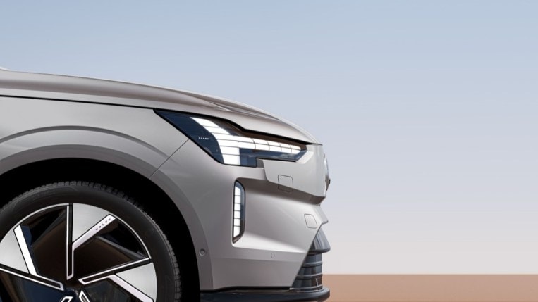 The "Thor's hammer" daytime running lights of the 2024 Volvo EX90 