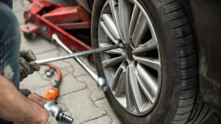 how to change a flat tire