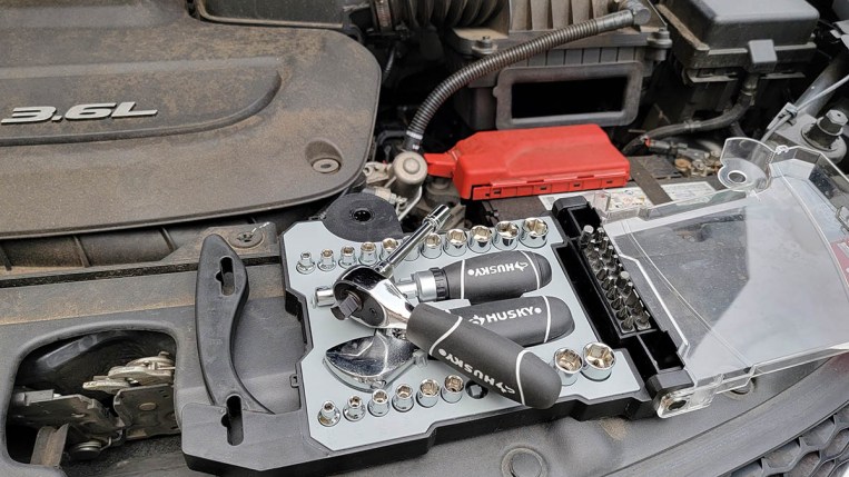 Compact ratchet set
