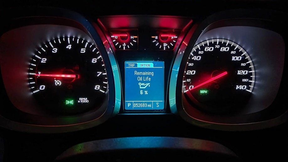 Remaining oil life light in instrument cluster of a 2016 Chevrolet Equinox