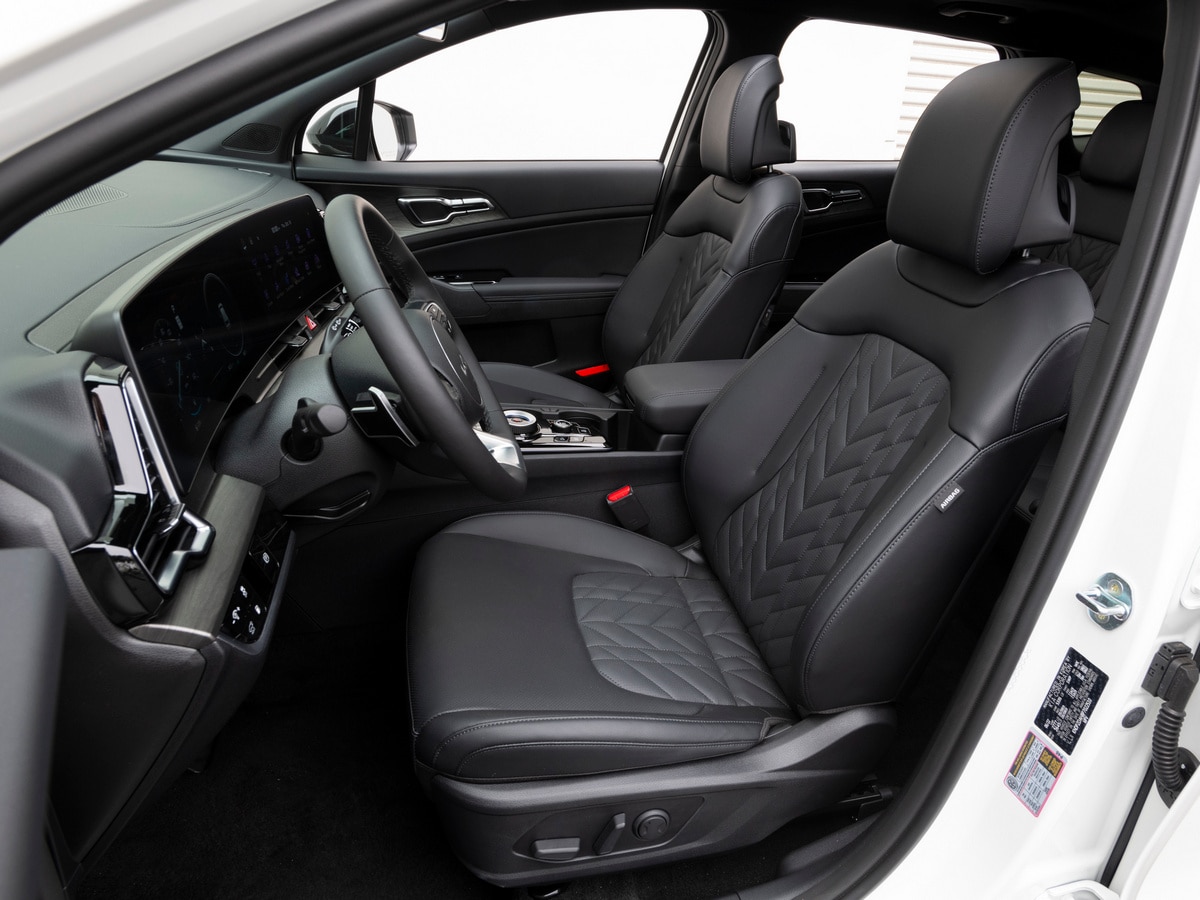 2023 Kia Sportage PHEV front seats.