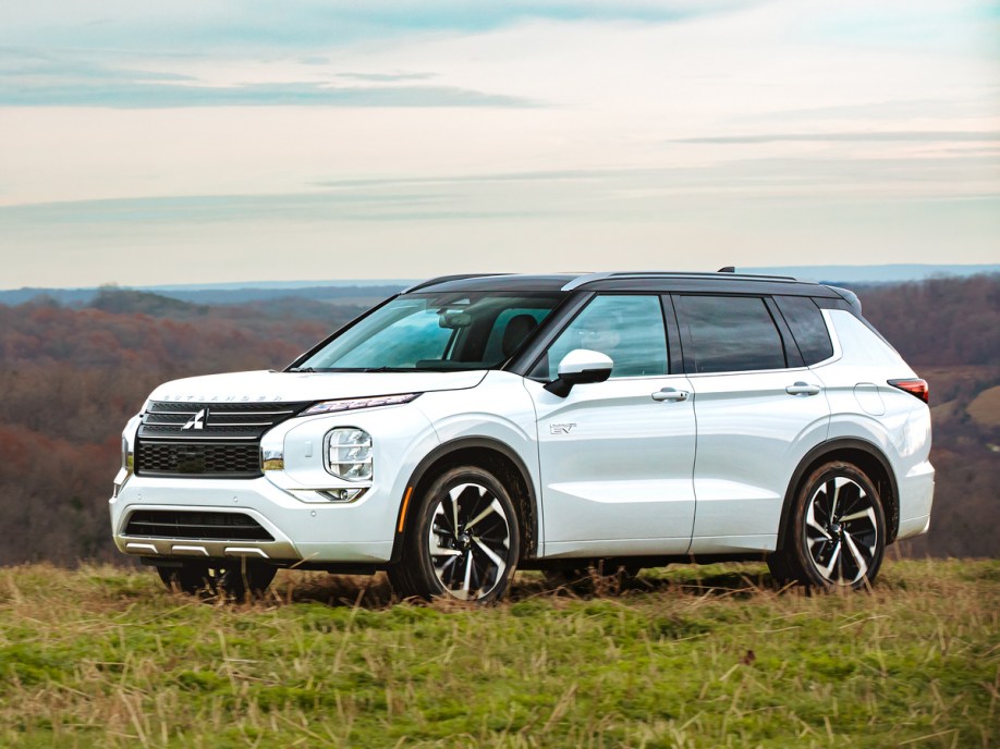 White 2023 Mitsubishi Outlander PHEV