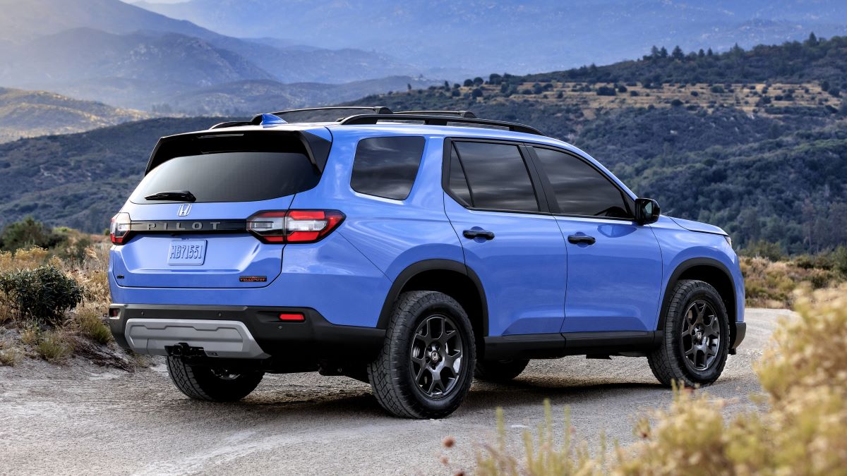 Rear view of the totally redesigned 2023 Honda Pilot