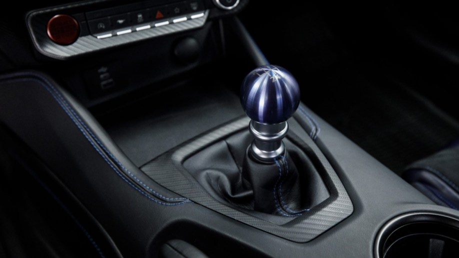 The titanium shift knob of the 2024 Ford Mustang Dark Horse