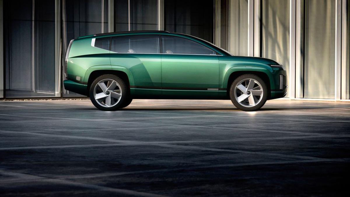 2024 Hyundai Ioniq 7 in green.