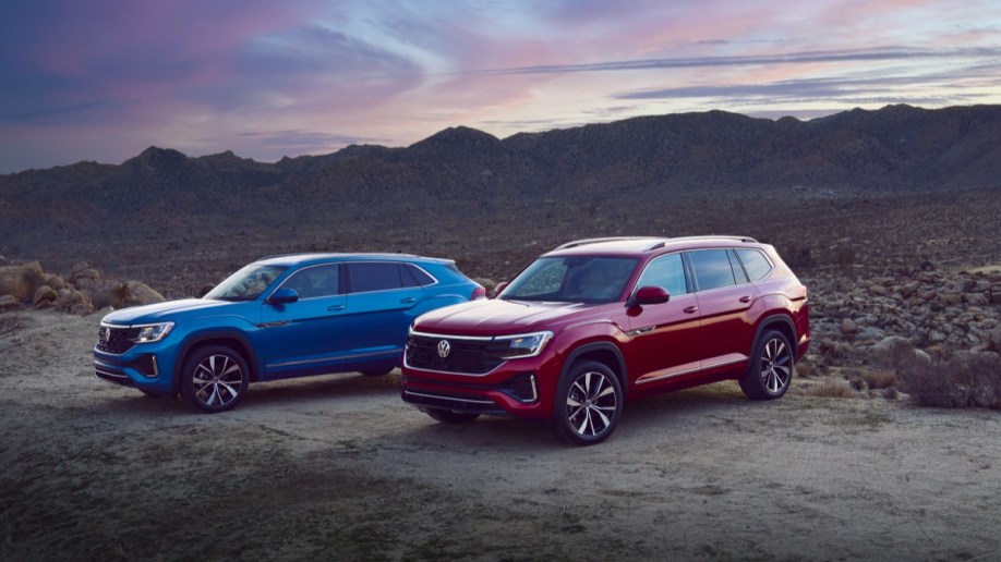 The 2024 Volkswagen Atlas (in red) and Atlas Cross Sport (in blue)
