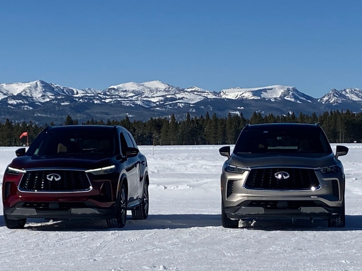 Pair of 2023 Infiniti QX60s.