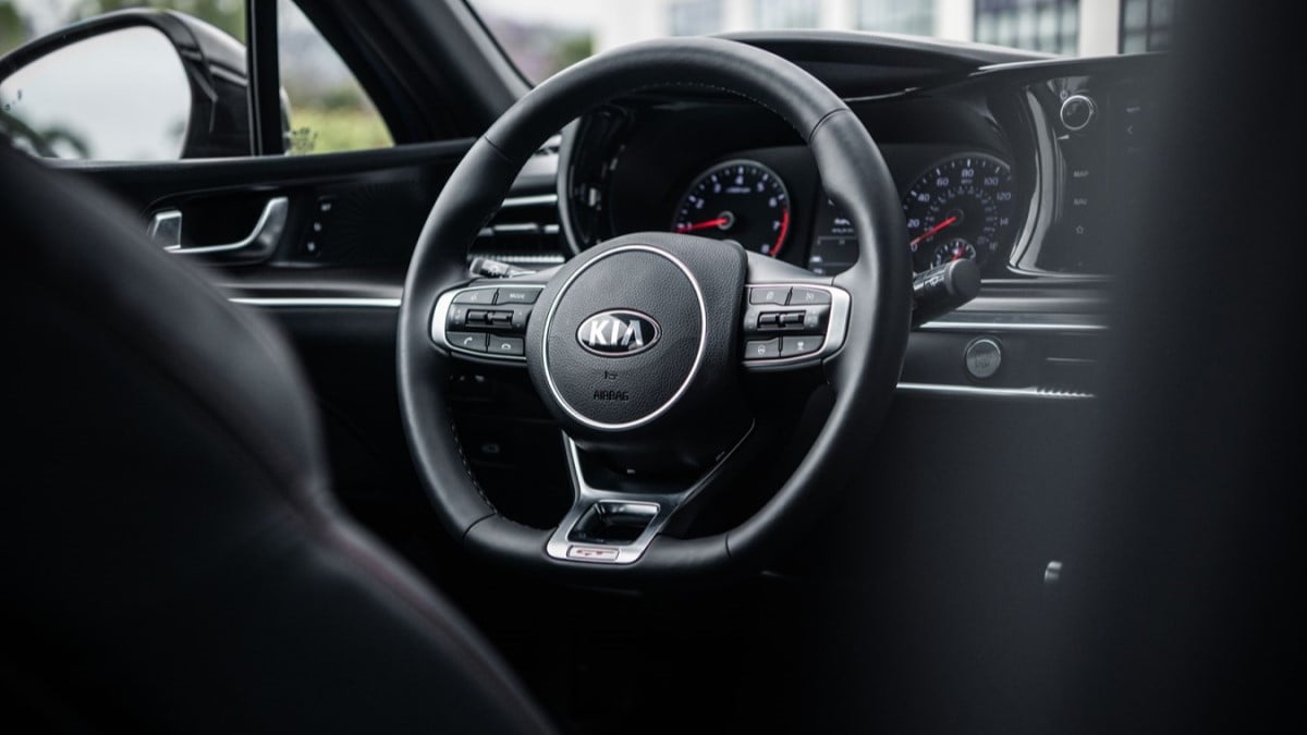 The steering wheel of the Kia K5 GT
