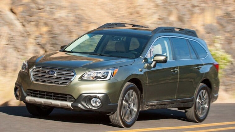 2015 Subaru Outback في Olive Green.