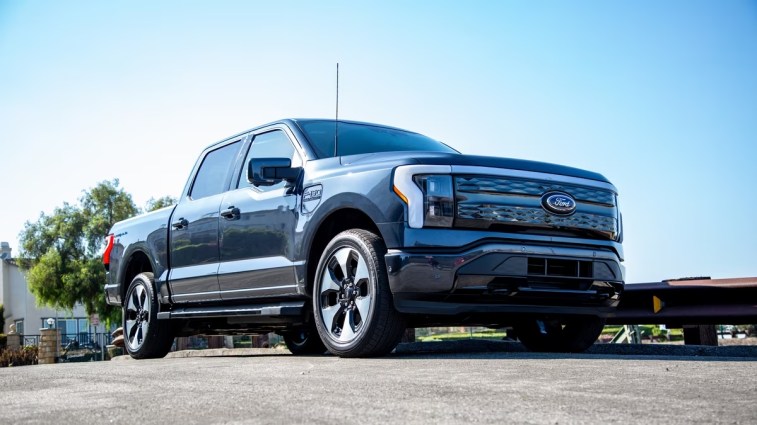 2023 Ford F-150 Lightning باللون الأزرق.