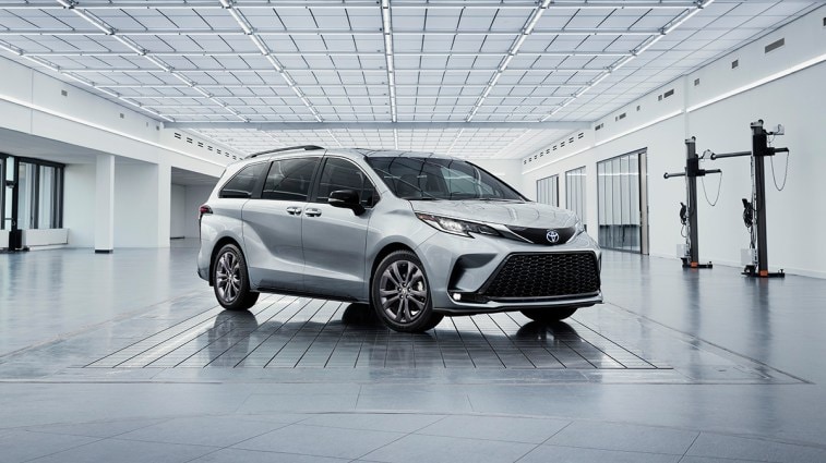 2023 Toyota Sienna in white