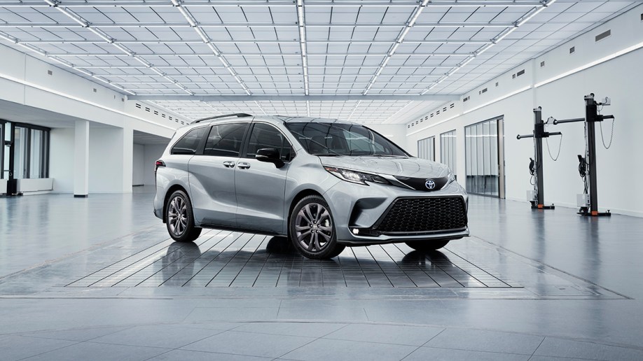 2023 Toyota Sienna in white