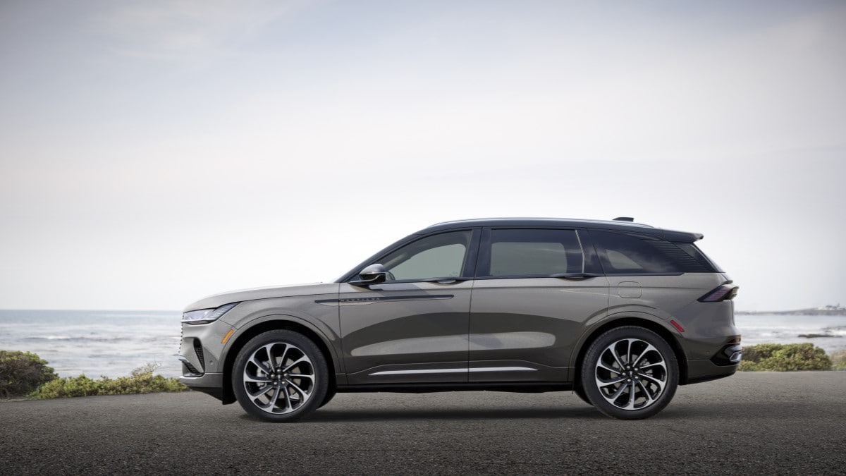 The 2024 Lincoln Nautilus seen in profile