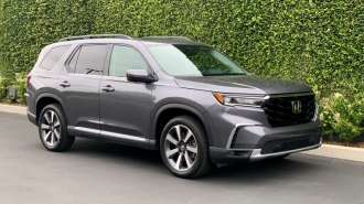 Front view of the 2023 Honda Pilot AWD Elite in Modern Steel Metallic