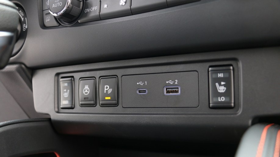 2023 Nissan Frontier Pro4X USB ports.
