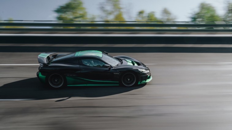 O 2023 Rimac Nevera em perfil