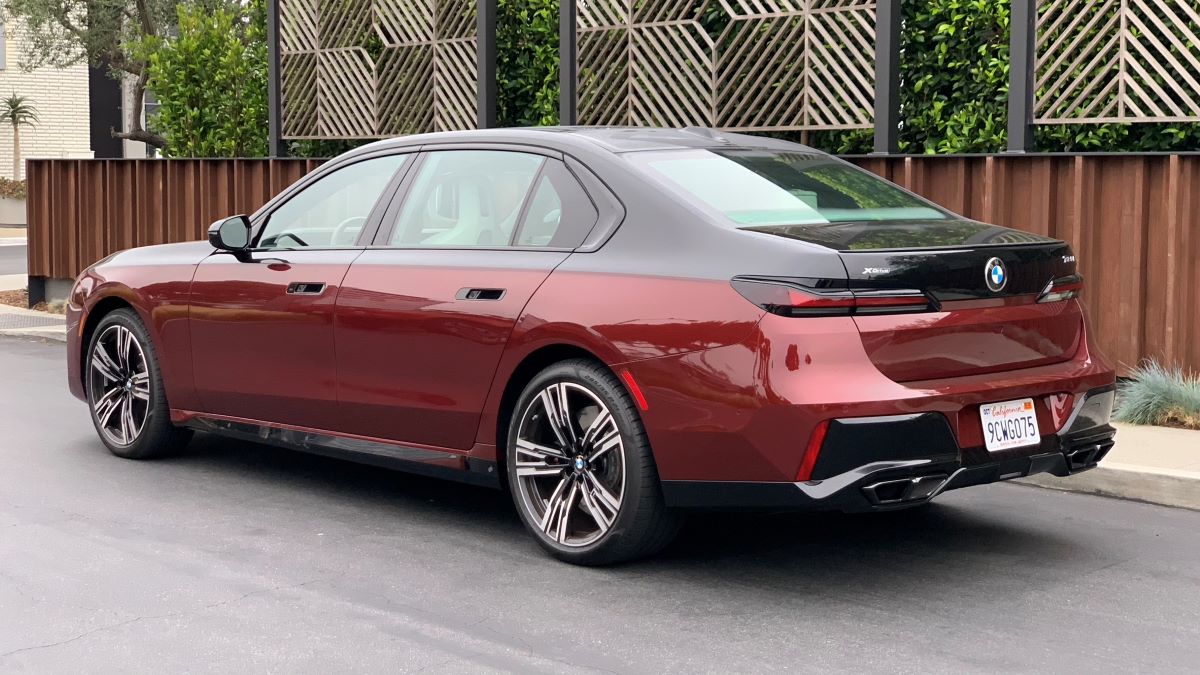 Rear view of the 2023 BMW 760i in two-tone red and black