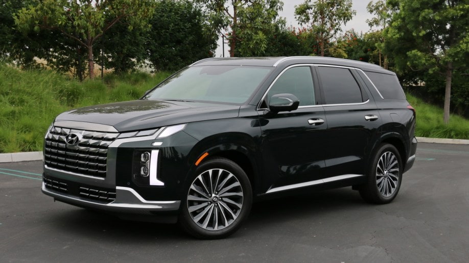 2023 Hyundai Palisade Calligraphy in emerald green near trees.